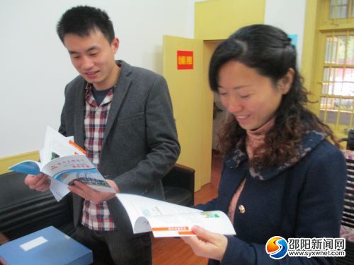 市民正在學(xué)習(xí)《我與文明同行》宣傳手冊(cè)