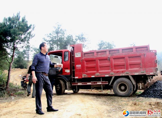 位于山林之間的公路正在鋪設(shè)砂石，馬上要進(jìn)行水泥硬化IMG_9342