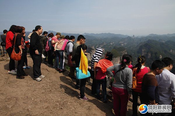 圖為港澳游客在八角寨景區(qū)游覽（顏克明攝）_副本