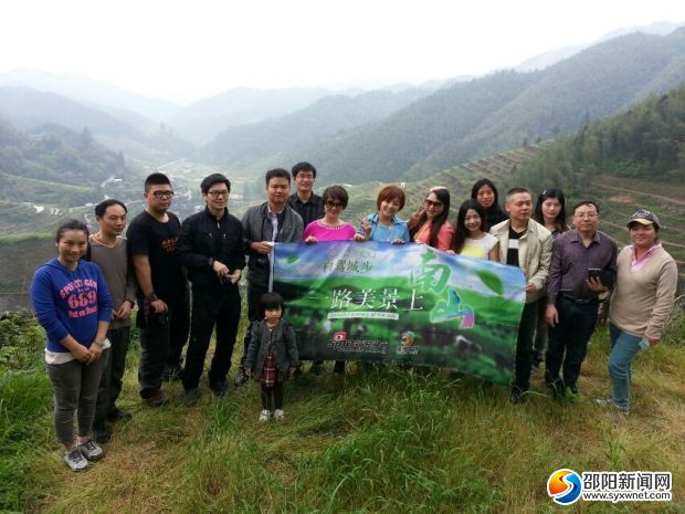 “一路美景上南山”集中體驗(yàn)采訪團(tuán)在長安營鄉(xiāng)上排梯田景點(diǎn)合影。肖丁勤攝