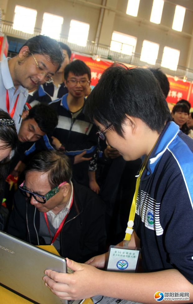湖南省科技创新大赛公开展品时专家评委在体验学生的发明作品