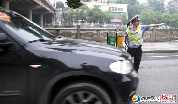 交警在指揮愛心送考車輛。