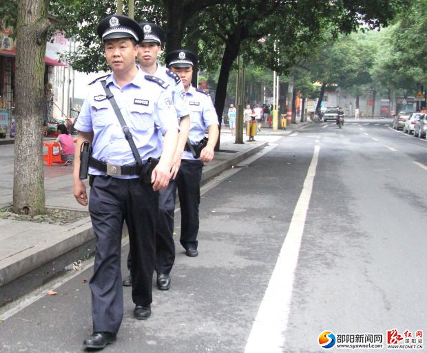 IMG_2575在邵水西路巡邏的民警們。