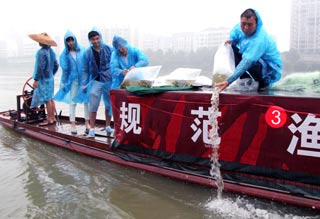 (圖片新聞：我市昨日增殖放流魚(yú)苗650萬(wàn)尾）