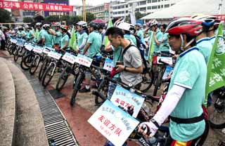 （縣市區(qū)新聞：隆回四百余人冒雨騎行倡導低碳）