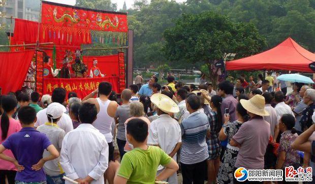 圖為隆回上萬觀眾在縣城九龍廣場欣賞梅山木偶戲演出