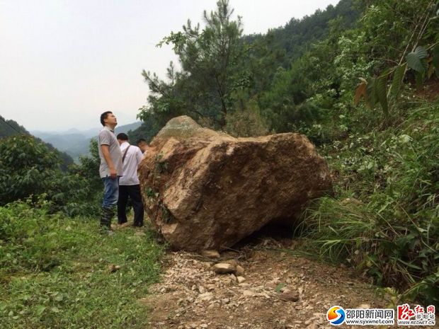 圖為西洋江鎮(zhèn)中車(chē)村羅水沖山體崩塌，巨石“橫行霸道”阻斷交通