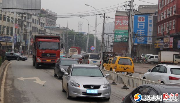 學院路車流量驟然增大。