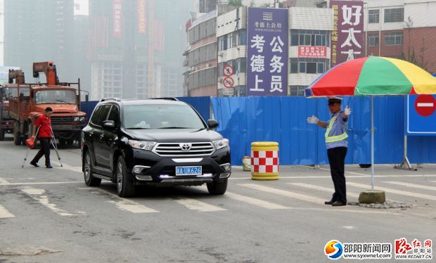 23號(hào)上午，大祥交警大隊(duì)一位民警正在西湖南路與學(xué)院路交匯處指揮交通。