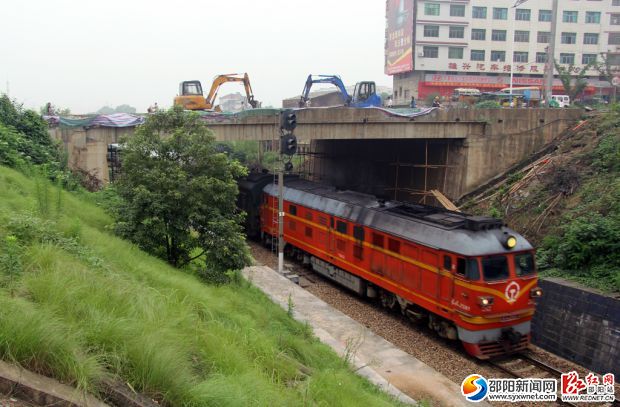 23號上午11點半左右，一列火車從婁邵鐵路駛過，公跨橋上正在施工。