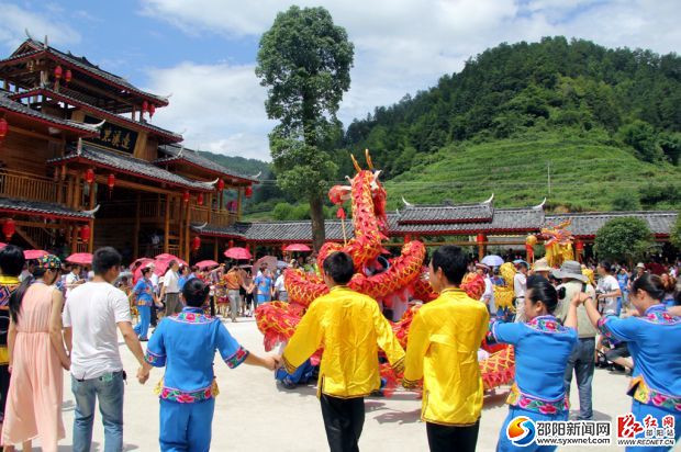 在城步縣丹口鎮(zhèn)邊溪村，村民們與游客載歌載舞，歡度六月六山歌節(jié)。