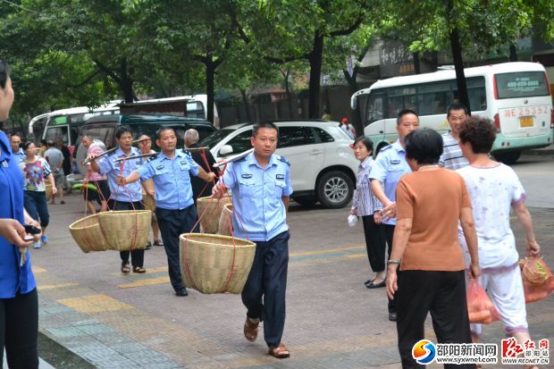 清晨，雙清城管干部挑著寫有“便民服務(wù)” 的籮筐，走上街頭為瓜農(nóng)、菜農(nóng)服務(wù)。