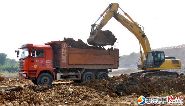 施工人員建廢棄的渣石運走