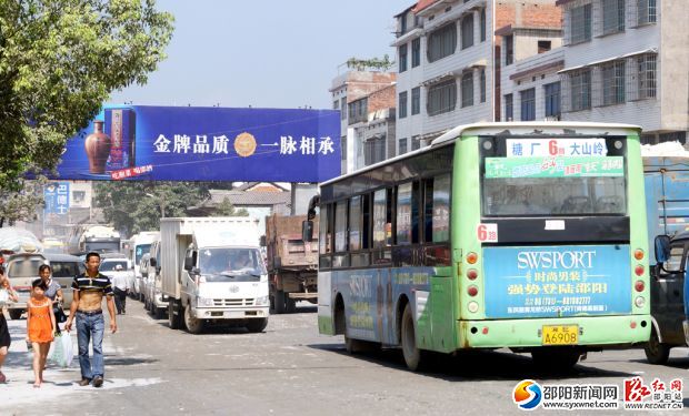 320國(guó)道楊家垅路段堵塞的車(chē)輛。