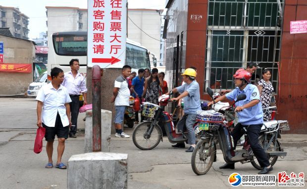 汽車南站進(jìn)站口前坪“電的”師傅們正在吆喝著。