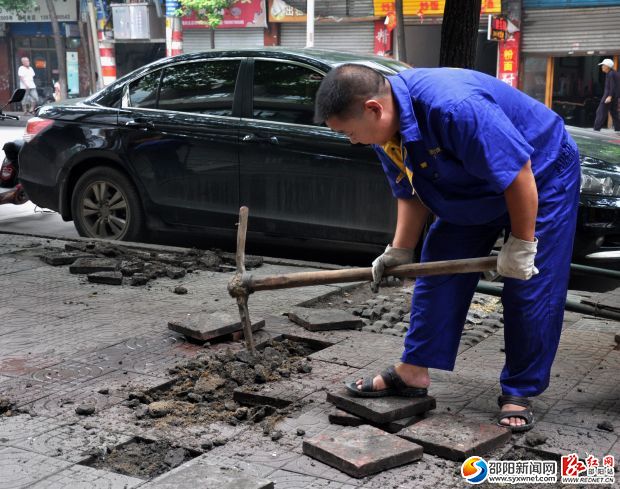 市政工人正在對城北路路面修補