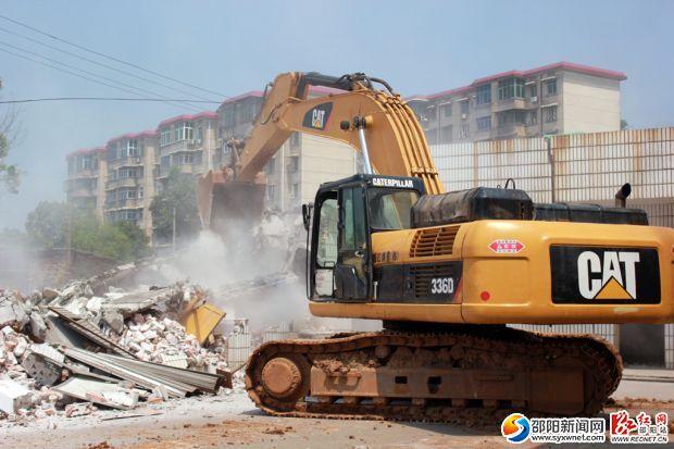 挖機正在拆除違法建筑。