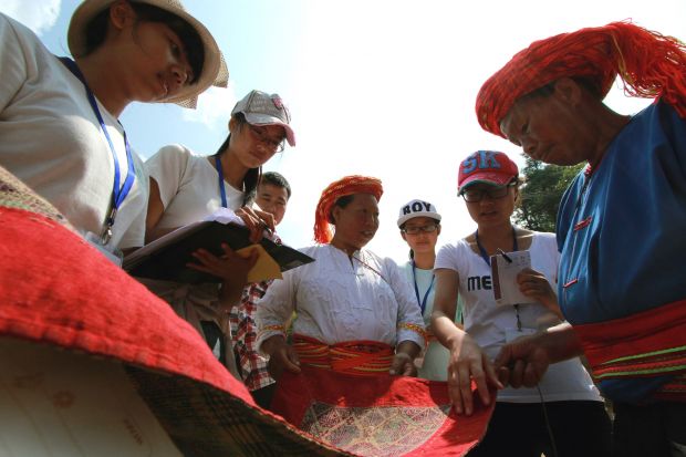 8月1日，學(xué)生們向隆回花瑤居民了解花瑤挑花。