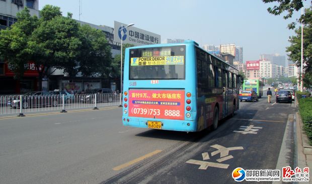 目前，每日乘坐公交車出行人數(shù)達到20多萬元人次，公交車仍是市民出行主要首選工具。