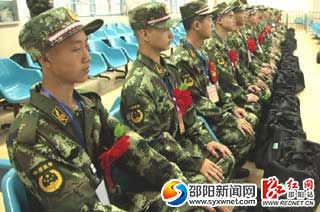 （我市今年首批新兵啟程赴軍營配圖）xzxz