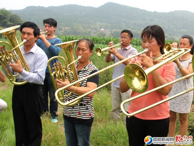 9月6日六都寨镇张家铺村管乐队在排练