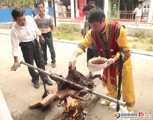 現(xiàn)場(chǎng)烤全羊展示。