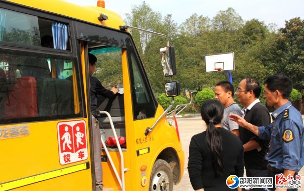 在灘頭鎮(zhèn)檢查幼兒園校車