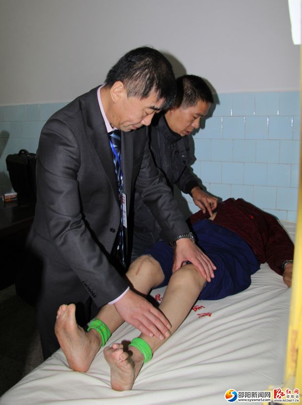 清华大学第一附属医院骨科主任、主任医师聂源欣为民检查病情。