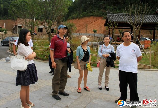 圖為汪昌極一行在崀山景區(qū)考察（顏克明攝）