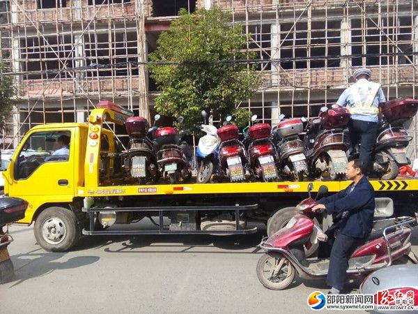 隆回交警查處朝陽路違停摩托車