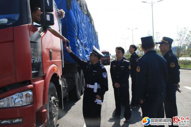 11月4日交警與路政人員正在東互通地段查扣超限超載運(yùn)輸車輛