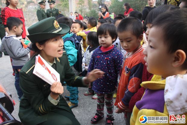 消防隊員向孩子們介紹消防知識