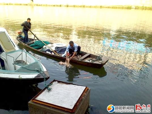 被打撈上來的跳河男子