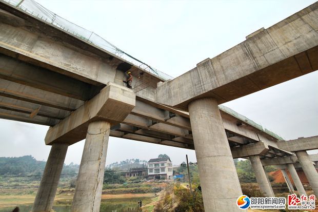 11月20日，建設(shè)中的邵坪高速公路項(xiàng)目雀塘分離式橋。