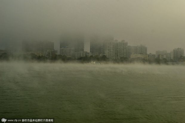 湖南沅江江面出現“水霧”奇觀如海市蜃樓。陳自德 攝