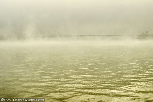 湖南沅江江面出現“水霧”奇觀如海市蜃樓。陳自德