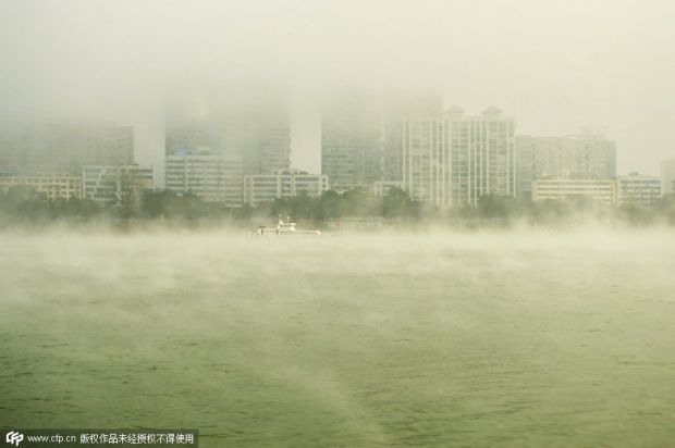 湖南沅江江面出現“水霧”奇觀如海市蜃樓。陳自德1