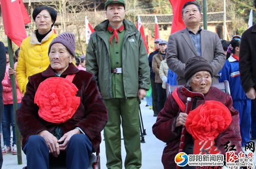 兩位紅軍遺孀粟桂香(圖左)與楊晨春(圖右)出席紀(jì)念大會(huì)。肖丁勤 攝