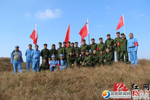 　徒步體驗團(tuán)成員在南山合影。肖丁勤 攝