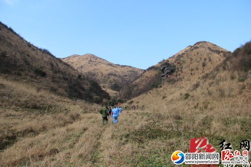 徒步隊伍行進南山沼澤地——野豬坪。肖丁勤 攝