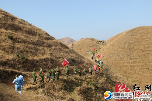 徒步體驗團翻山越嶺過南山。肖丁勤 攝