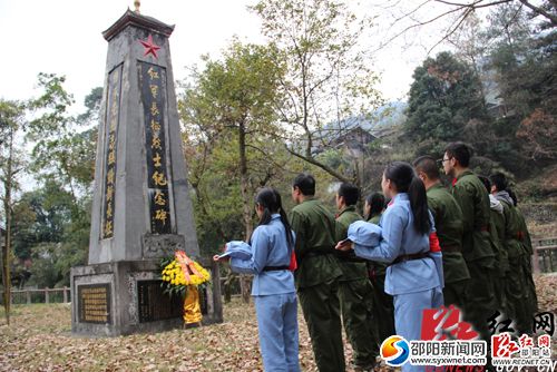 徒步體驗團(tuán)向長安營鄉(xiāng)長征紀(jì)念碑敬獻(xiàn)花籃。肖丁勤 攝