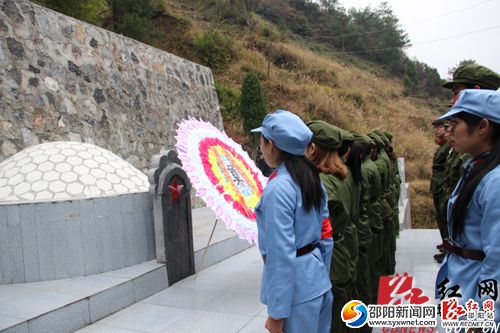 　徒步體驗(yàn)團(tuán)成員向長坪村紅軍墓敬獻(xiàn)花圈。肖丁勤 攝