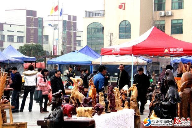 邵東市民在昭陽廣場觀看奇石展覽