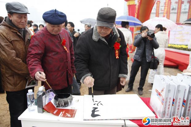 美術(shù)家們正在題字簽到。