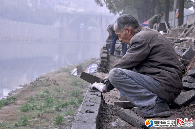 邵水西路施工人員正在修建護(hù)欄