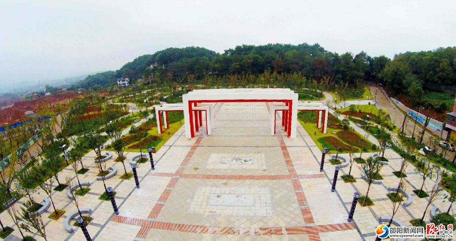 西苑公園是以植物專類園展示為主題的市級(jí)綜合性生態(tài)公園，占地面積723畝，主入口廣場(chǎng)2014年7月已竣