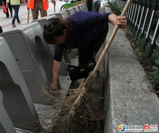 掃帚掃不到的地方何春雄就用手把垃圾摳出來(lái)