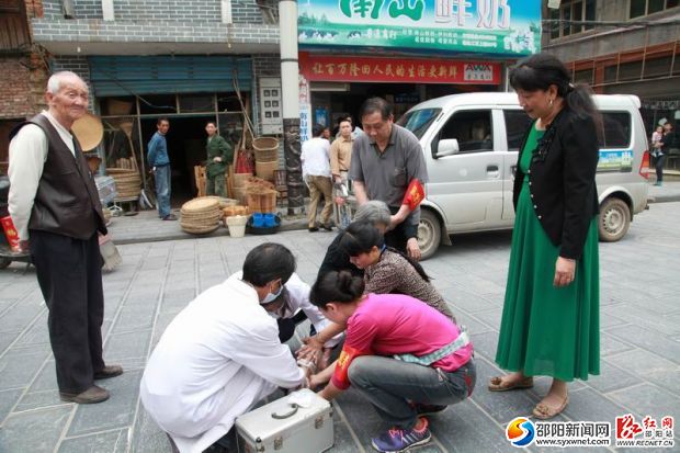 圖為隆回縣醫(yī)護(hù)人員對防空演練中不慎“摔傷“的群眾進(jìn)行急救。