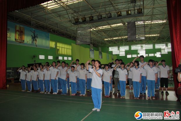 邵阳市二中为300余名中学生举办14岁集体生日活动